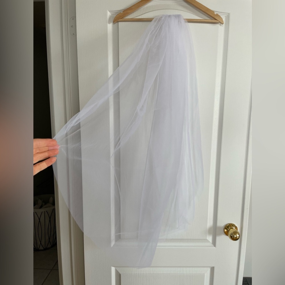 White Fingertip Wedding Veil - Picture 3 of 7
